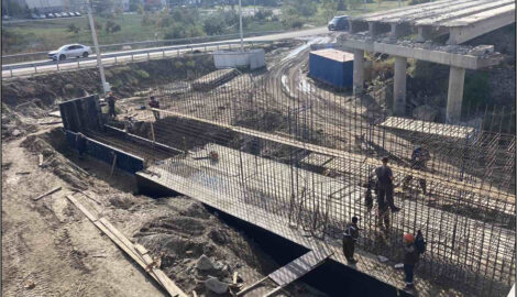 Продолжается строительство пролётного строения на путепроводе моста, который находится на улице Минаева.