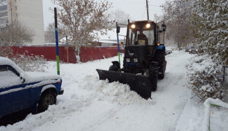 Зимняя уборка дворов в Ульяновске: работает 81 трактор