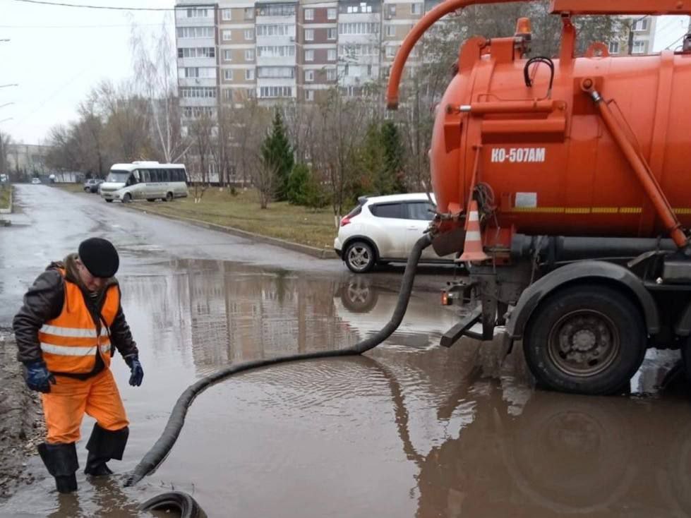 Ульяновские дорожники неустанно очищают ливневые системы в результате продолжительных проливных дождей.