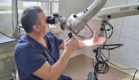 В УОКБ появился современный микроскоп для операций на ушах и черепе