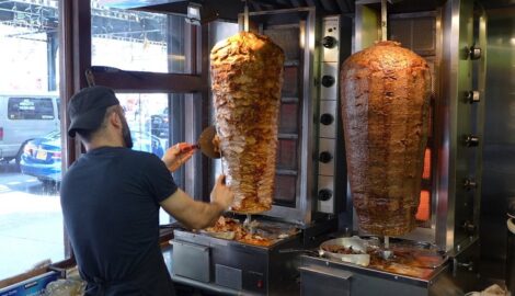 Более 60 точек общепита в Ульяновской области получают нелегальное мясо для шаурмы
