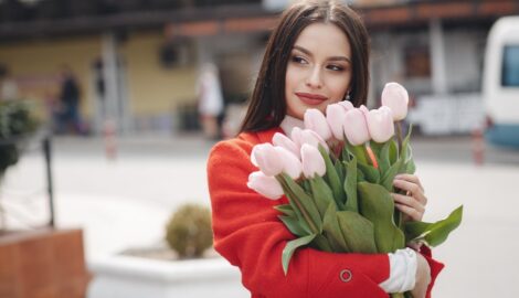 1500 тюльпанов: радость для ульяновских женщин