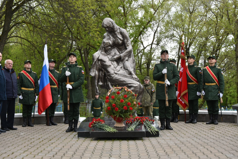 Церемония возложения цветов к памятнику воинам, умершим в госпиталях Ульяновска в годы ВОВ