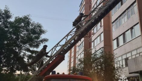 Спасатели помогли отцу вернуться в квартиру к запершемуся ребенку