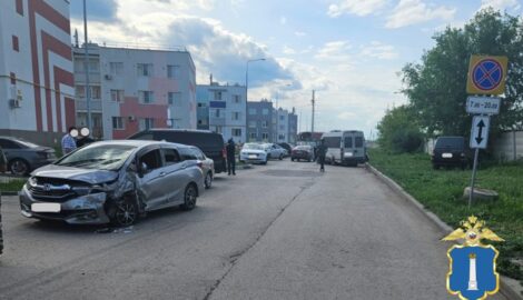 Серьезное ДТП в Ульяновске: Водитель маршрутки врезался в четыре автомобиля, один человек пострадал