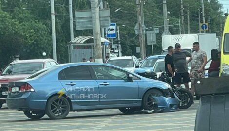 На проспекте Нариманова автомобиль сбил мотоциклиста