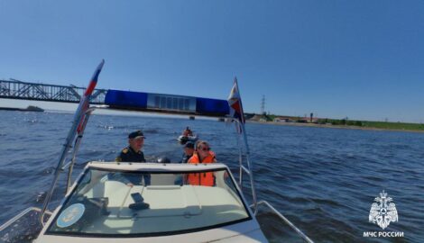 Семейная пара спасена с заглохшей лодки на Волге благодаря оперативным действиям спасателей