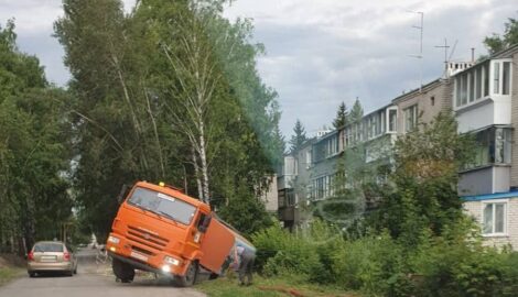 Авария в Цильне: Грузовик провалился в дорожную яму