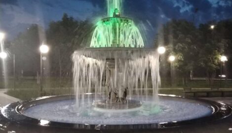 Фонтан в Димитровграде превратился в пенное зрелище из-за моющего средства