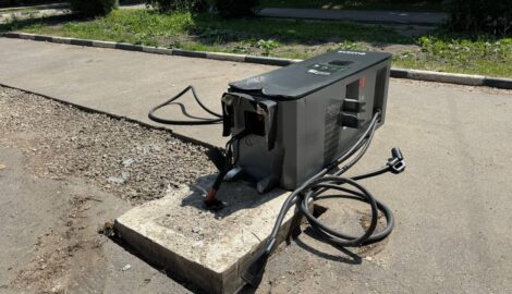 На улице Луначарского автомобиль повредил электрозарядную станцию: видео происшествия