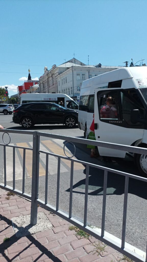 ДТП с участием двух маршруток на перекрестке Гончарова и Карла Маркса