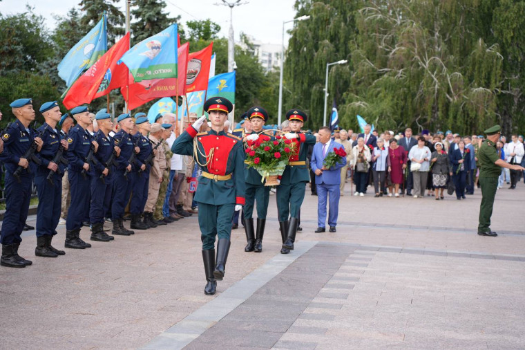 В Ульяновске отметили годовщину воздушно-десантных войск торжественным митингом
