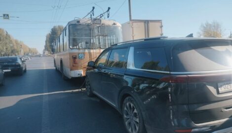 Авария на проспекте Созидателей: Kia столкнулся с троллейбусом, движение остановлено