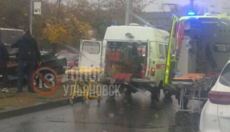 Серьезная авария на путепроводе: автомобилю не хватило управления, пострадали люди