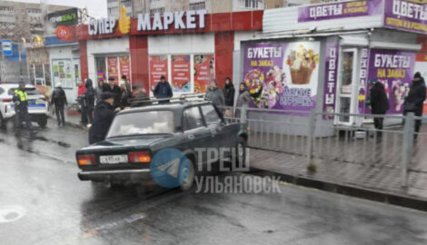 Автомобиль ВАЗ врезался в остановку в Ульяновске: одна женщина госпитализирована