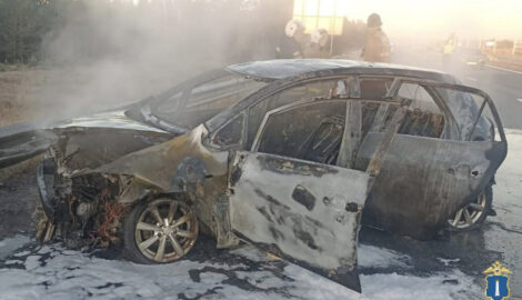 Пожар автомобиля на трассе М-5 в Новоспасском: водитель столкнулся с ограждением