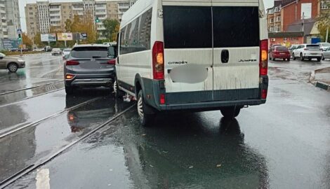 Авария на Нариманова парализовала движение трамваев