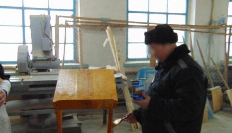 Создание деревянного аналоя заключенными в Инзе для церковных служб
