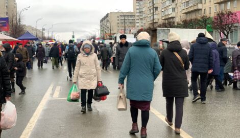Ярмарка урожая в Заволжье: ульяновцы запасаются свежими продуктами, несмотря на дождливую погоду