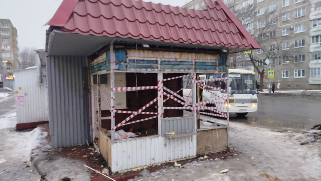Димитровград освобождается от незаконных построек: приставы добились сноса киоска