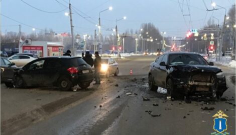 Серьезное ДТП на проспекте Врача Сурова: столкновение Toyota и BMW привело к госпитализации женщины