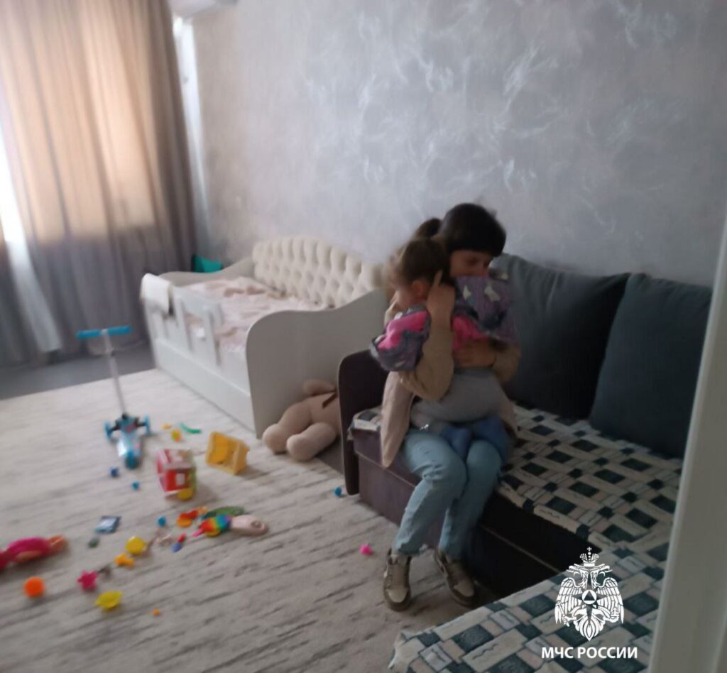 Операция спасения в Ульяновске: сотрудники МЧС вызволили двухлетнюю малышку из запертой квартиры