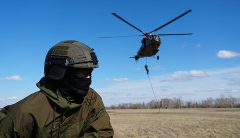 Мастерство и выдержка: ульяновский спецназ отработал десантирование с вертолета в условиях штормового ветра