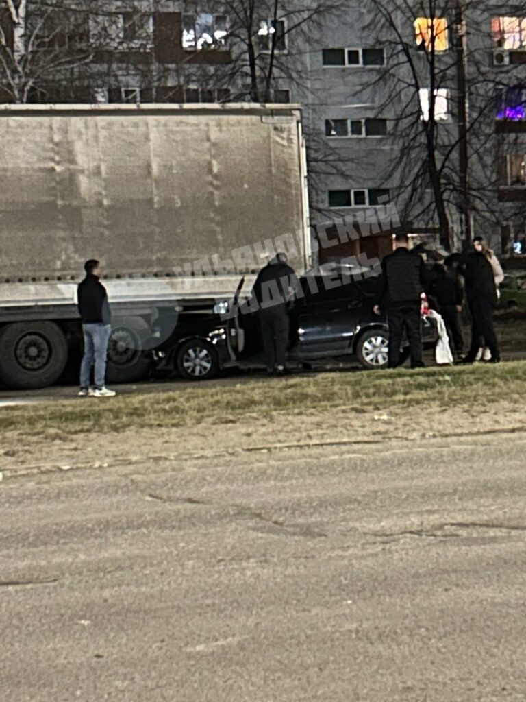 Крупная авария на проспекте Авиастроителей: «Приора» столкнулась с фурой, есть пострадавший