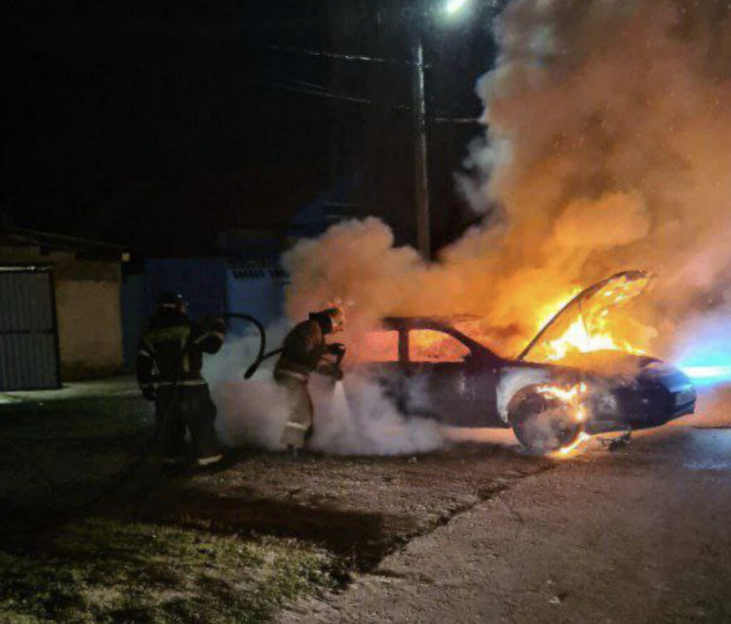 Огненное ЧП в Ульяновске: Subaru превратилась в пепел во время ремонта на Сельдинской