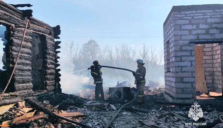 Трагедия в Тагае: Огонь уничтожил шесть домов, жители остались без крова