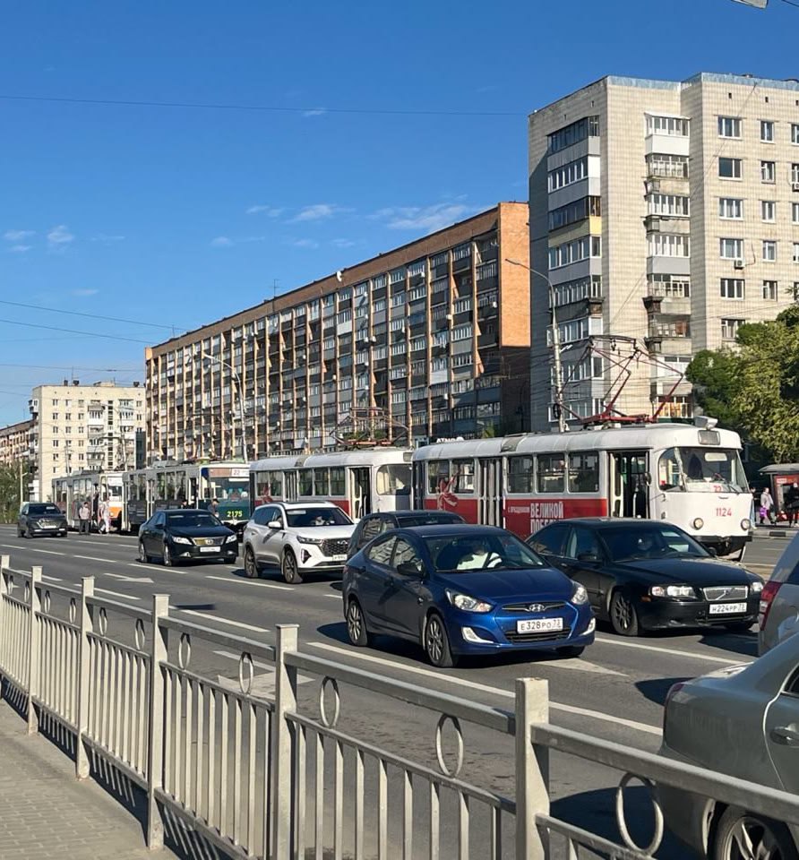 Транспортный коллапс в Ульяновске: центр города парализован из-за остановки трамваев, маршруты изменены