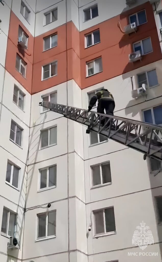 Двухлетняя девочка заперлась в квартире на шестом этаже