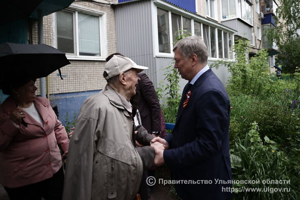 Подвиг не забыт: В Ульяновске ветераны ВОВ принимают персональные парады у порога дома
