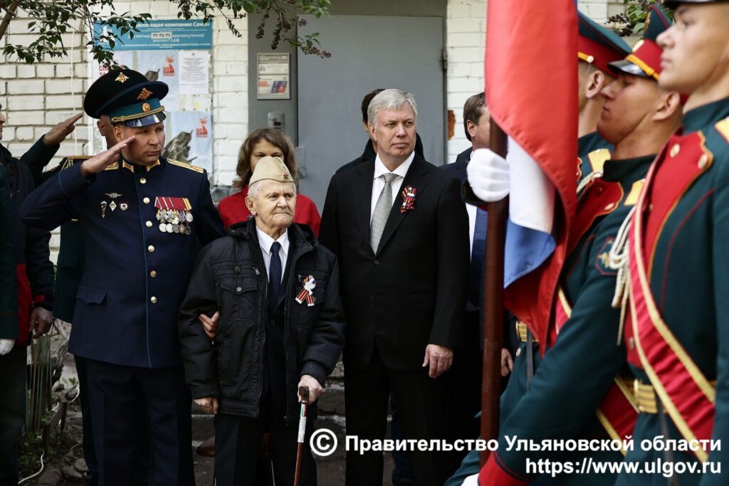 Парад под окнами героя: Как в Ульяновске поздравили ветерана Владимира Графова с Днем Победы