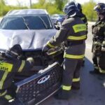 Утренний инцидент в Ульяновске: Автомобиль опрокинулся на проспекте Созидателей после наезда на бордюр и удара о столб
