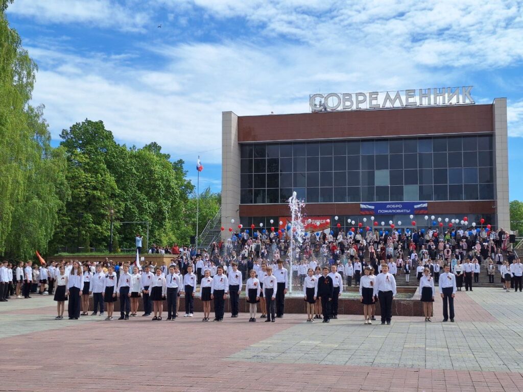 «Вальс Победы» объединил Ульяновск: Как тысяча школьников почтили память героев в честь 80-летия
