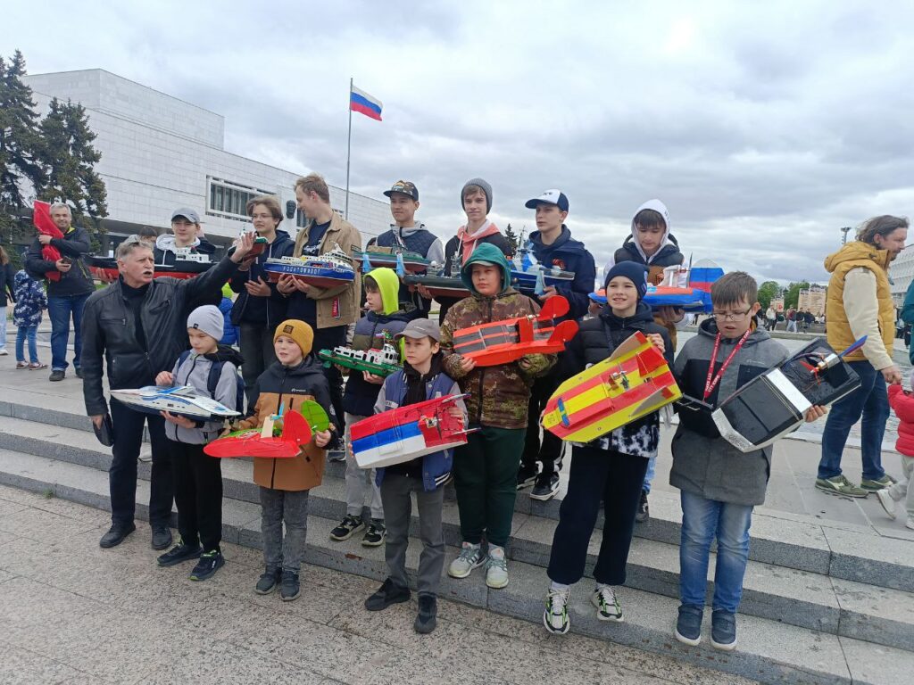 Ульяновск на волне: захватывающие гонки судомоделистов в самом центре города!