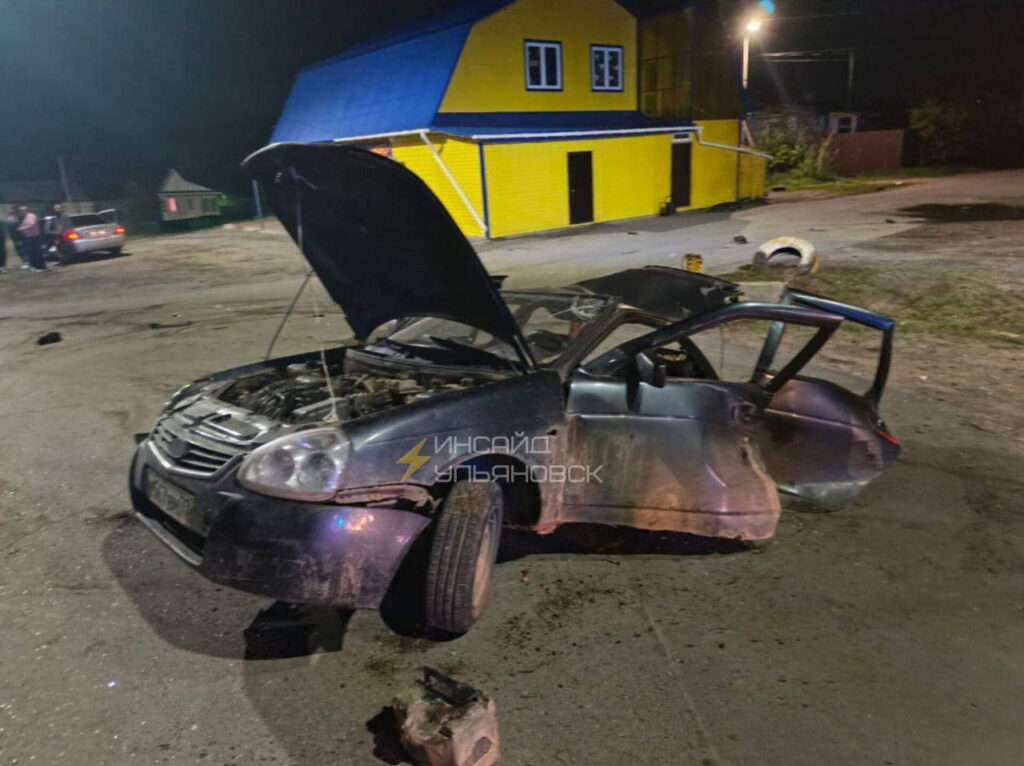 Удар чудовищной силы: «Приору» разорвало на части в ночном ДТП в Ульяновской области, двое молодых людей в больнице