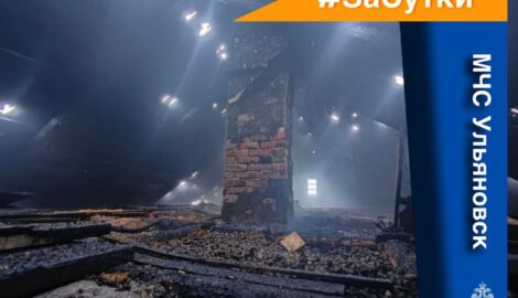 Огонь в Старой Майне: Пламя охватило вагончик и пристрой в Бригадном переулке, идет расследование