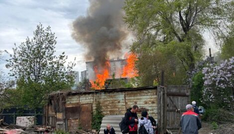 Огонь унес жизнь: трагический пожар в Ульяновске, трое спасены из огненной ловушки