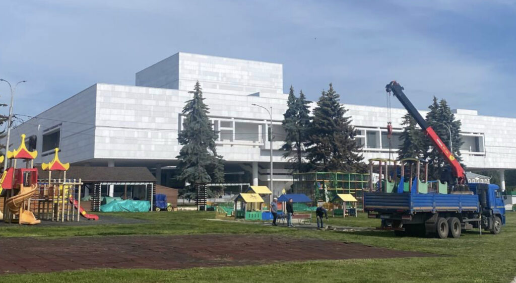 Забота о детях: Почему старая игровая площадка у Ленинского мемориала в Ульяновске была демонтирована