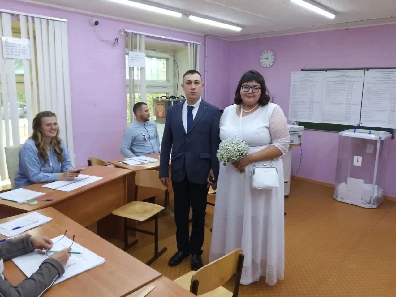 В Димитровграде новобрачные пришли на избирательный участок сразу после регистрации брака