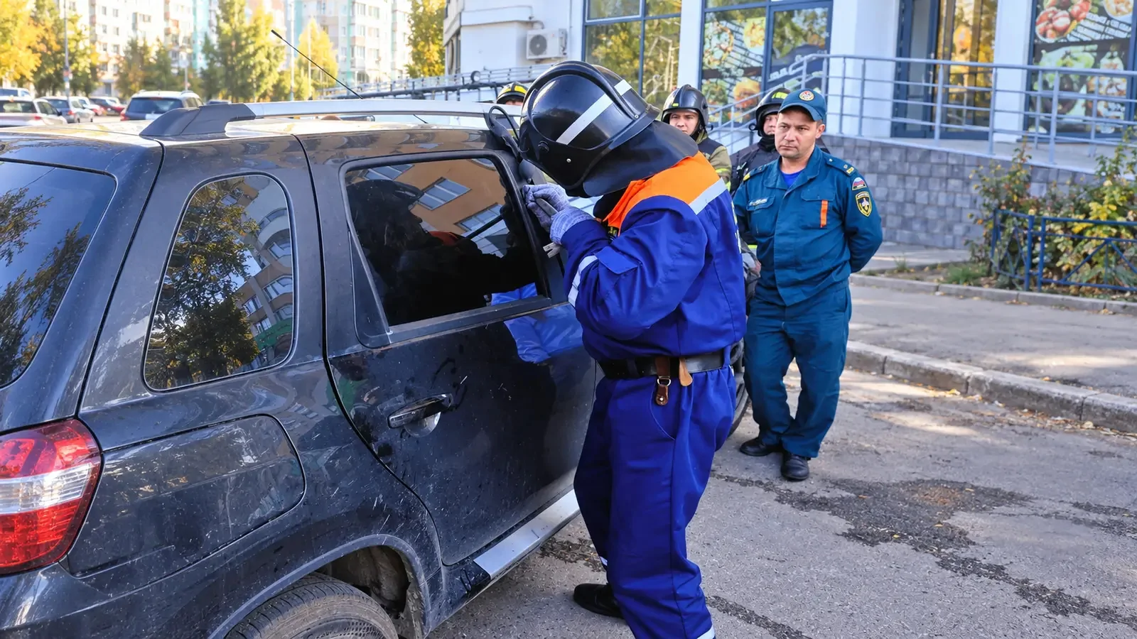 В Заволжском районе спасатели деблокировали автомобиль с запертым внутри ребёнком