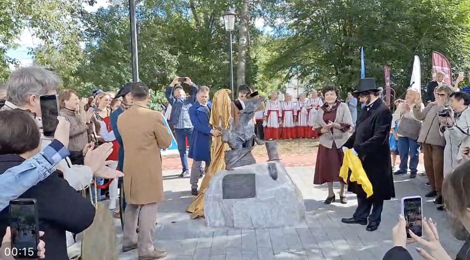 В Ульяновске увековечили память о визите великого поэта необычной арт-композицией